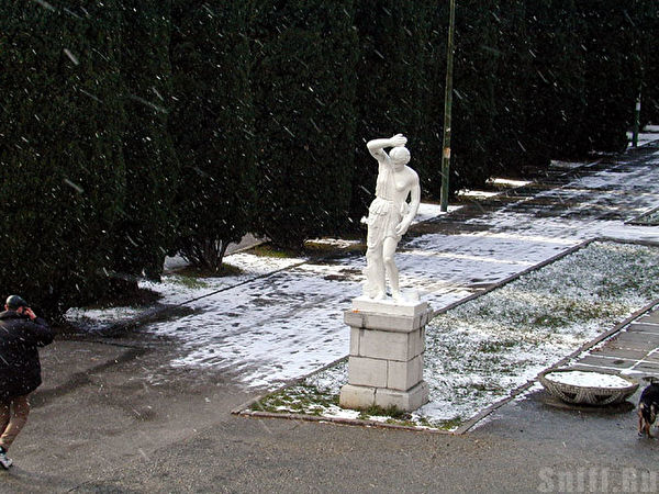 Аллея голых мужиков в снегу
