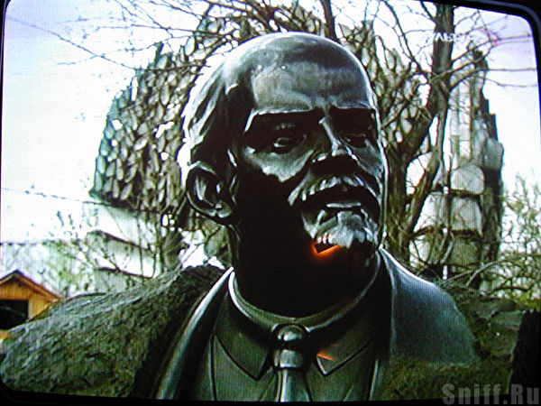 дедушка Ленин в телевизоре похожий на Дарт Вейдора =)